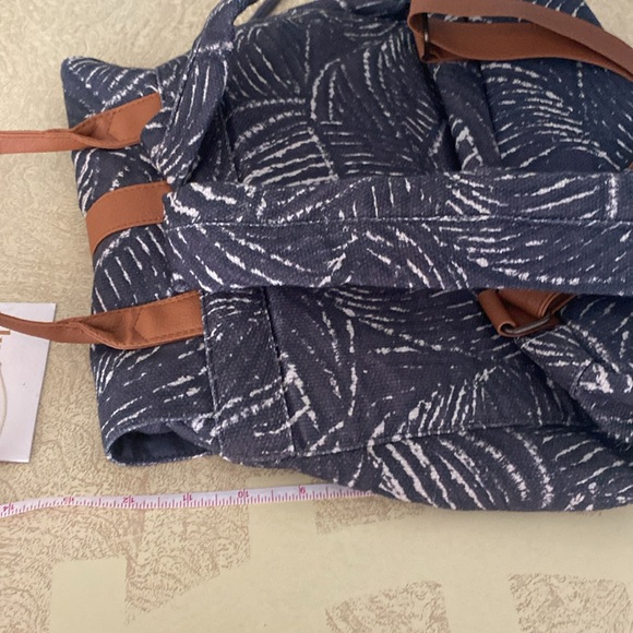 Lu & Elle NWT backpack w/ clip-in wallet (Beachly Exclusive) - Picture 8 of 9